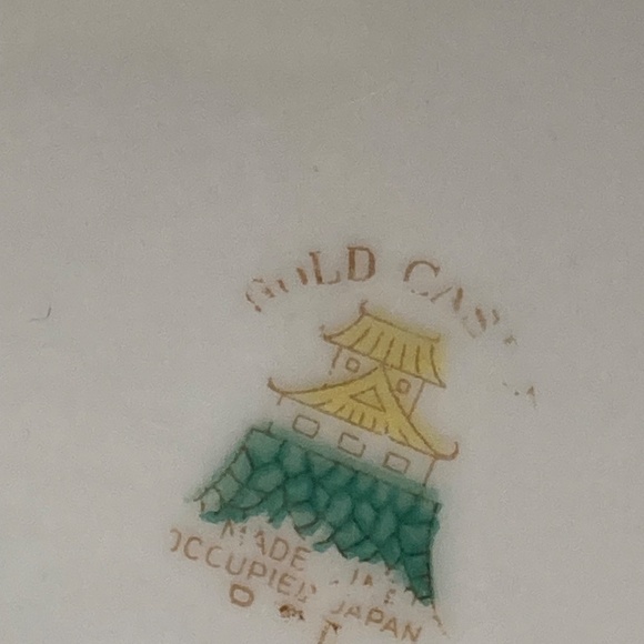 4 Vintage Gold Castle 9 1/2 inch dinner plates. Occurred Japan - Picture 3 of 4